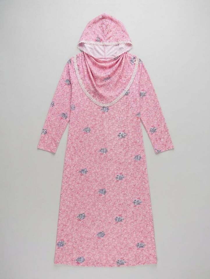 Pembe Dantel Detaylı Kapüşonlu ve Eşarplı Namaz Elbisesi